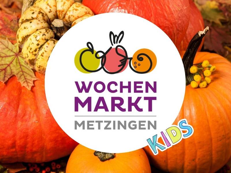 Veranstaltungsplakat für den Herbstzauber auf dem Wochenmarkt mit Kürbissen