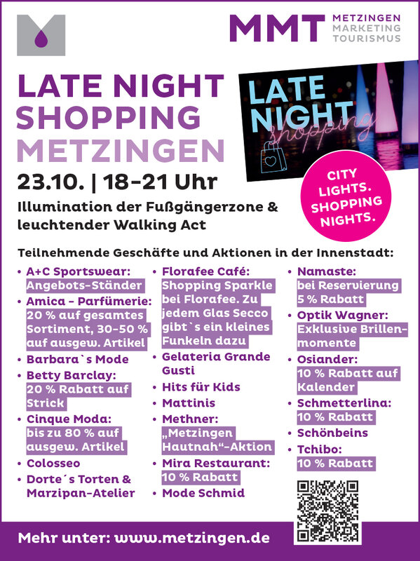 Das Bild bewirbt das "Late Night Shopping" in Metzingen am 23.10. von 18-21 Uhr mit speziellen Angeboten verschiedener Geschäfte und einer Beleuchtung der Fußgängerzone.