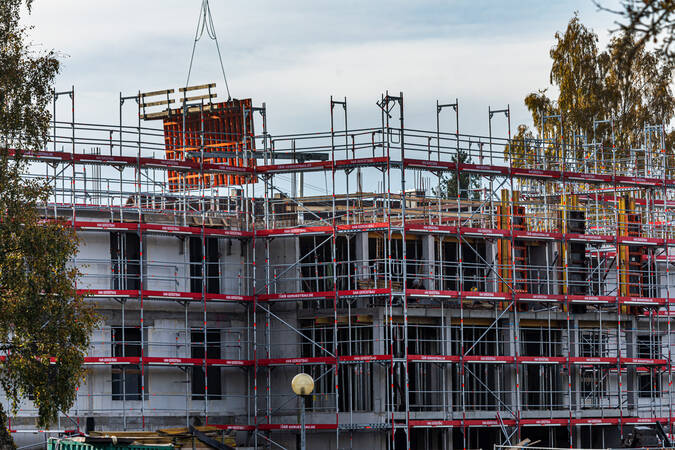 Ein Haus im Rohbau, das rundum mit einem Gerüst versehen ist. Ein Haus im Rohbau, das rundum mit einem Gerüst versehen ist.